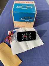 Load image into Gallery viewer, 1969 1970 Chevrolet Impala Bel Air Biscayne NOS Accessory Dash Clock #993587