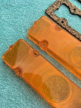 Load image into Gallery viewer, 1961 Chevrolet Impala Biscayne NEW AMBER Park Light Lamp Turn Signal Lens Pair w/ Gaskets (repl. OEM #5951966)