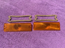 Load image into Gallery viewer, 1965 Chevrolet Impala Caprice SS NEW AMBER Park Light Lamp Lens Pair Gaskets (repl. OEM #5956277)