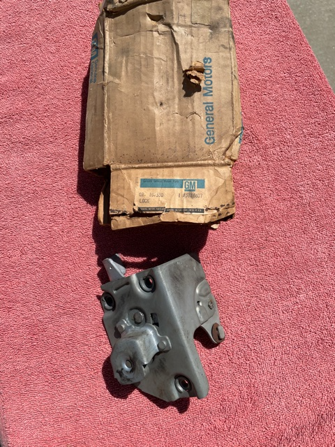 1961-1964 Corvair F.C. FC 95 Greenbrier NOS Left Front Door Lock Latch #3776607